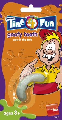 Křivé zuby svítící ve tmě