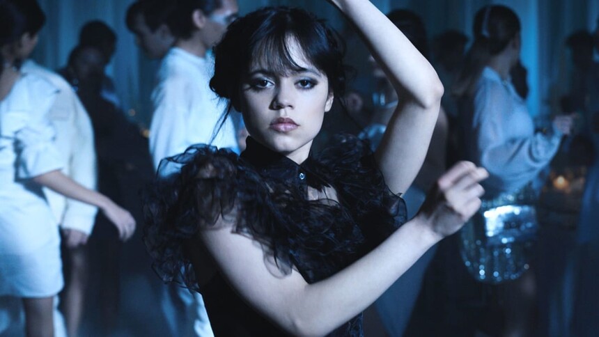 Herečka Jenna Ortega v roli Wednesday Addams předvádí svůj unikátní tanec.