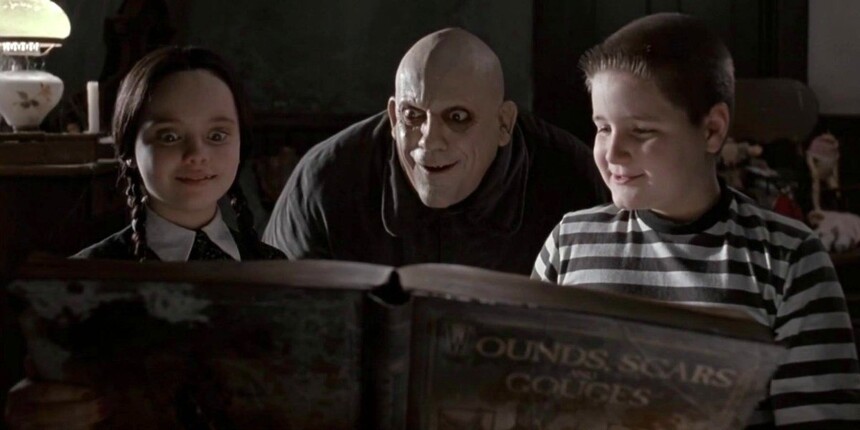 Pugsley, strýček Fester a Wednesday ve filmové podobě z 90. let.