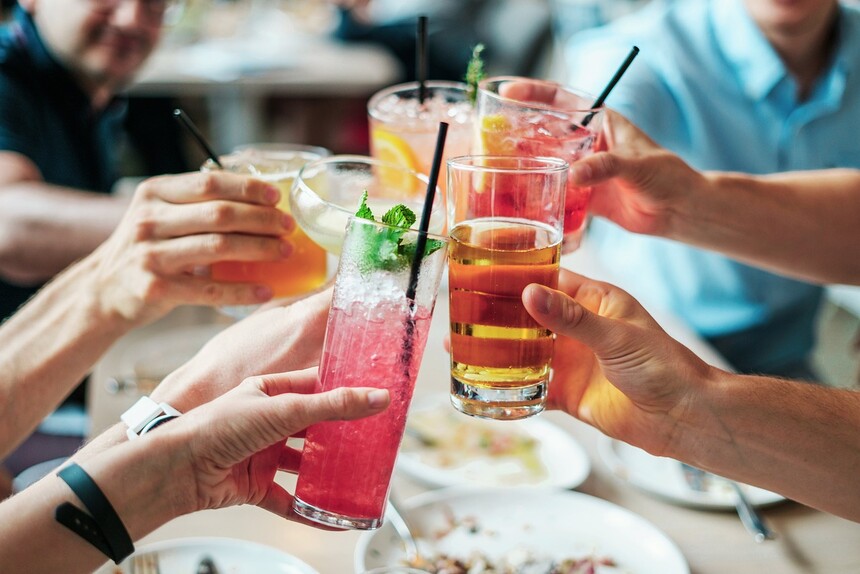 Barový koutek, kde si každý naučí nový koktejl? Stačí připravit různé ingredience a recepty zajímavých drinků (doporučuji zalaminovat).