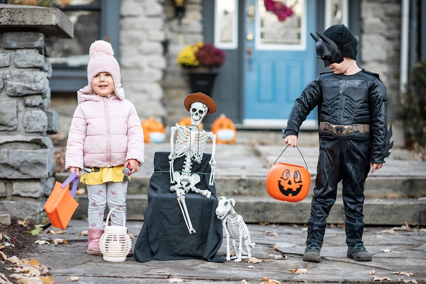 Děti koledující Trick or Treat