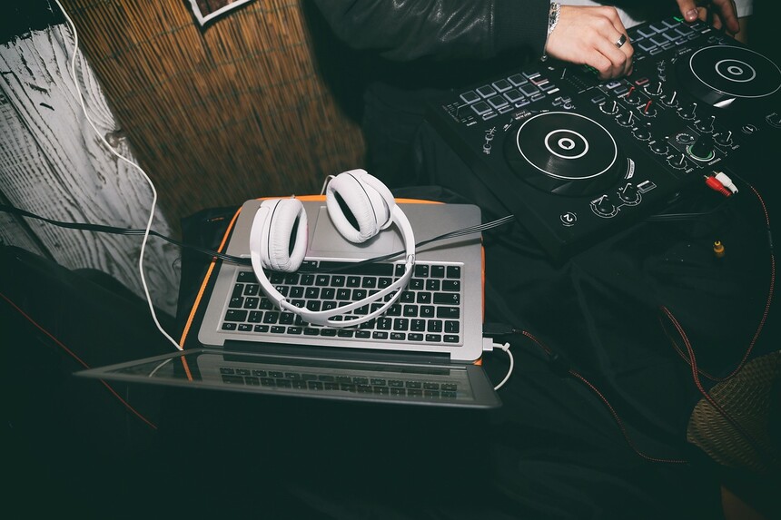 Připravte si playlist s hudbou odpovídající tématu večírku. Budete mít i taneční parket? Vytvořte i mix tanečních hitů.