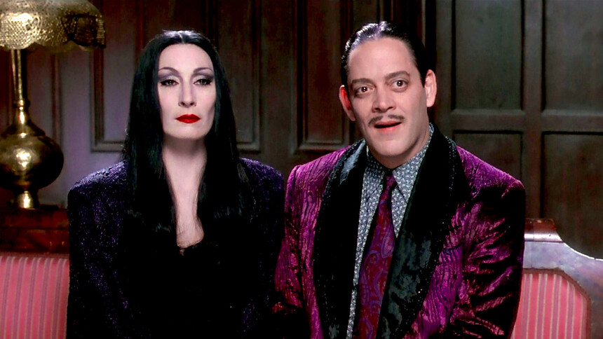 Raul Julia a Anjelica Hudson v roli nesmrtelného páru.