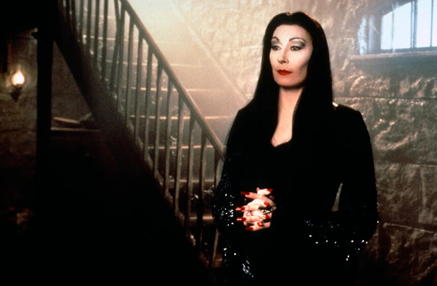 Dlouhé šaty s výstřihem do V. Morticia byla múzou...