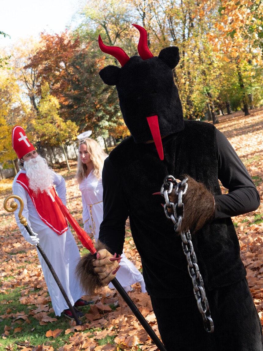 Strašidelný, ale ne zase moc. Takový je dojem z kostýmu čerta s maskou.