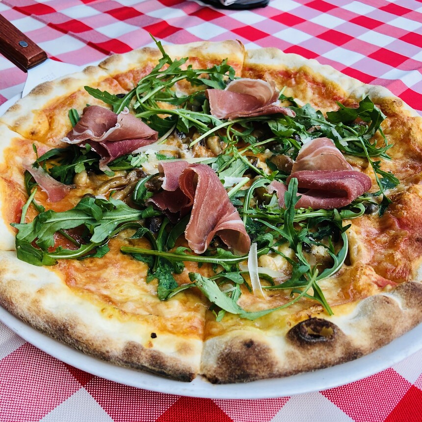 Pokud pořádáte akci u sebe v bytě a v menším počtu lidí, můžete hosty nechat vyladit si svou vlastní pizzu. DOpředu připravíte pouze těsto a nakoupíte různé ingredience.