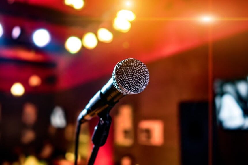 Karaoke je skvělou zábavou. A stud po pár skleničkách zmizí obvykle sám.