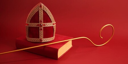 Proč Mikuláš nosí červenou a zlatou a anděl bílou: symbolika prosincových barev