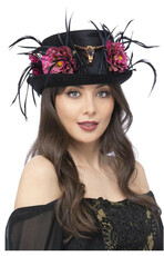 Černý klobouk s květinami a peřím