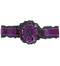 Fialový náhrdelník s krajkovanou kytičkou (choker)