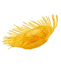 Žlutý slaměný klobouk na pláž