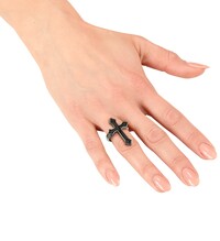 Černý prsten s křížem