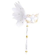 Bílá škraboška na hůlce s peřím a stříbrnými a zlatými detaily