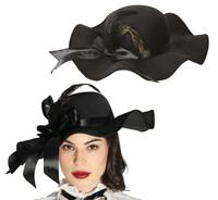 Dámský elegantní klobouk s peřím