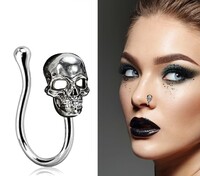 Falešný nasazovací piercing do nosu s motivem lebky