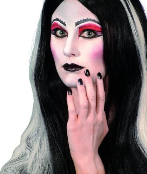 Černý lak na nehty a rtěnka