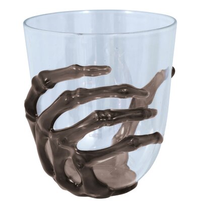 Sklenička s rukou kostlivce