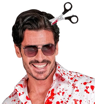 Čelenka s krvavými nůžkami v hlavě