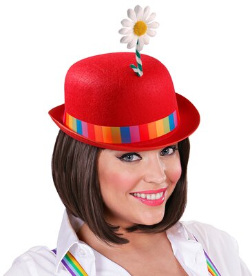 Červený plstěný klobouk s trčící květinkou