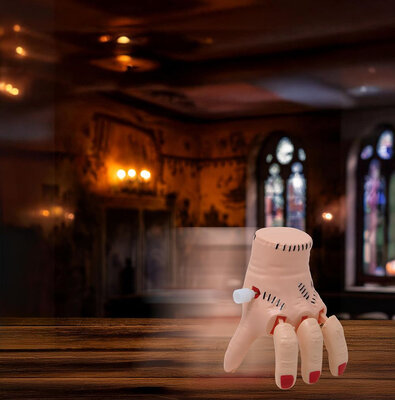 Ruka Wednesday, chodící (8 cm)