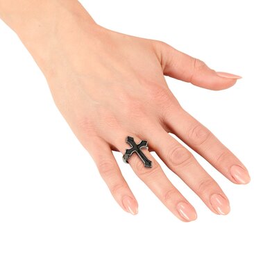 Černý prsten s křížem