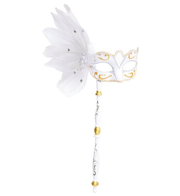 Bílá škraboška na hůlce s peřím a stříbrnými a zlatými detaily