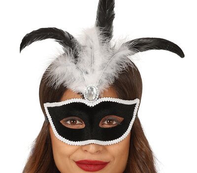 Černá škraboška s peřím